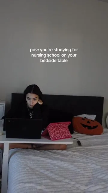 🩺📚🙇🏻‍♀️ #nursingschool #overbedtable #rollingdesk #bedsidetable #nursingstudent 