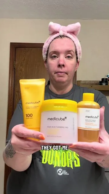 I got sent the new Medicube line up and reviewed honestly. Overall yes. The stickiness did dry up within twenty minutes. So there’s that. But I swear there is some yellow tinge to the paler parts of my face. Could be in my head though. 