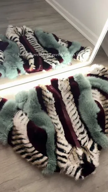 Blown away by this unique faux fur coat 🫢 it’s so soft, feels real!! 