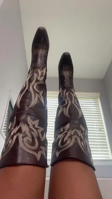 In loooove with these boots🤠🤎🫶🏽 #boots #cowboyboots #botas #fyp #parati 