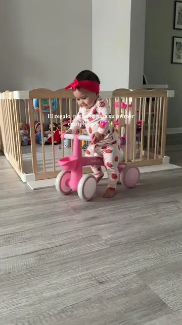 Fue el regalo perfecto para mi bebé 💖 ayuda a desarrollar equilibrio y confianza desde temprano ✨ #toddlergiftideas #giftforkids #firstbirthday #momsoftiktok #babytok 