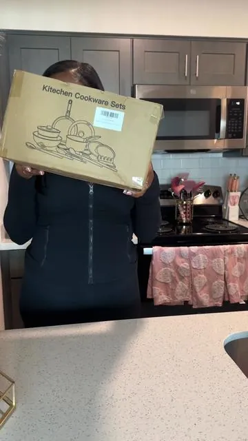 I just know the food is gonna taste better in these 😭 Ya'll know I'm making everything pink in my new apartment and I'm obsessed with this new edition from tiktok 💕 #NewApartmentVibes #KitchenSetup #PinkKitchen #cookwareset #unboxing #tiktokshop #cookware #pots #pinkapartment 