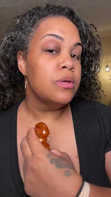 I’m telling you. If you have any type of hyperpigmentation GET THIS NOW! This has lightened my neck, my inner thigh and my underarms!! #drmelaxin #drmelaxinpeelshot #hyperpigmentation #darkspots #kojicacid 