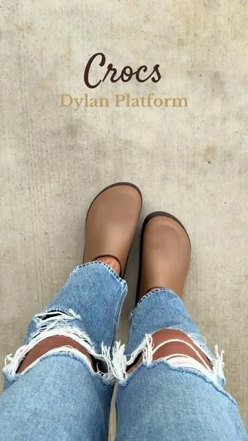 This color screams Fall 🍂🤎☕️✨ #crocs #croctober #crocsallday #crocsdylanclog #platformshoes 