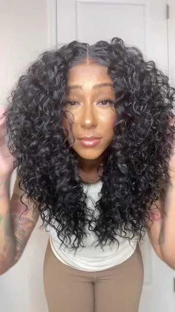 Okay but… these curls?! 😍✨ I’m seriously obsessed. Big hair, and zero effort 🙌🏾 This wig from @frodiohair is my new go‑to when I want to look cute in minutes. If you’ve been thinking about switching it up… this is your sign 💕 Grab yours now 🛒  #FrodioHair #Frodio #FrodioCurlyBangs #curlyhair #wigtok