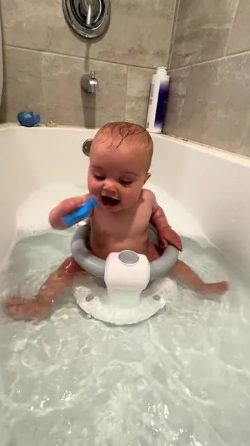 The cutest little face ever, i swear 🥹 #baby #bathseat #splashing #happybaby 