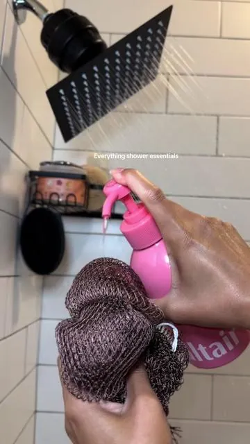 Showers aren’t the same every since i started using my African net sponge !! And its washable like a washcloth !!!! My skin is so soft #everythingshower #showeressentials #africannetsponge 