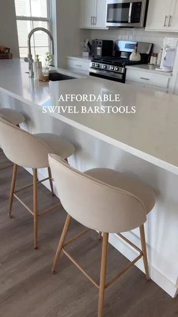 these look so pretty in my kitchen 🤍 love that they swivel AND they’re actually affordable but good quality 🫶🏻 #barstools #affordablebarstools #kitchenbarstools #furniturefinds #tiktokshopfalldealsforyou 