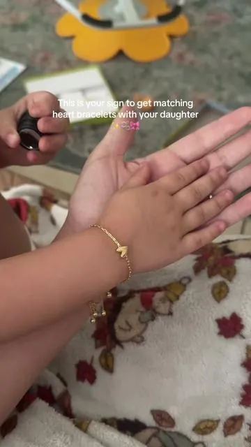 These are so sweet and dainty! They’re adjustable too, so they work for adults or even children 🫶🥹 @PAVOI #pavoijewelry #matchingbracelets #friendshipbracelet #motherdaughterlove 