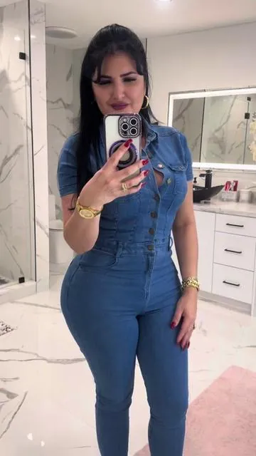 Atrévete a lucir moderna y con mucho estilo con este jumpsuit denim de lavado medio 👖💙. Su diseño ajustado resalta tus curvas, mientras que su estilo versátil lo hace ideal para una salida casual, una cita o incluso una noche con amigas. ¡El clásico denim reinventado para brillar en cualquier ocasión! 🔥 📌 Disponible ahora a un precio increíble  #ModaFemenina #JumpsuitDenim #EstiloChic #OutfitCasual #fashiontiktok 