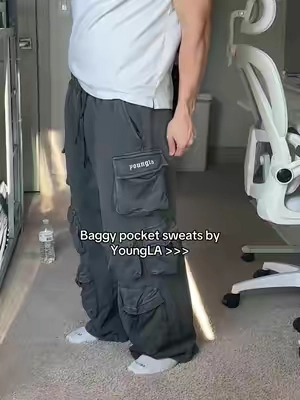 Material pretty thick too, perfect for the winter. Wearing size medium at 5’10 180lbs #baggy #pants #pocketsweats #youngla #baggysweats 
