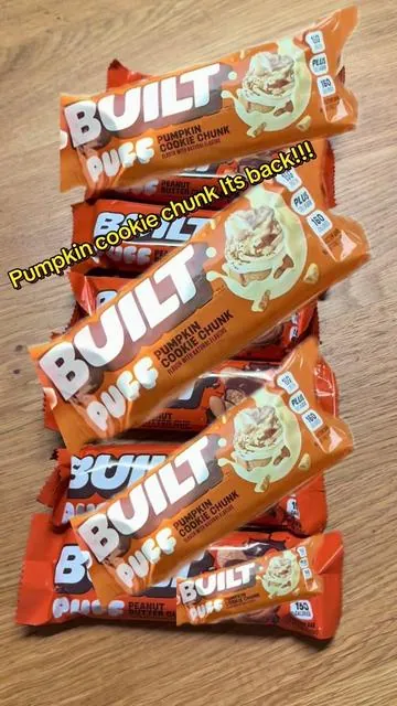 Pumpkin cookie chunk built bar puffs 🎃🎃🎃🎃🎃 White chocolate with the snickerdoodle chunks and pumpkin marshmallow 160 cals + 15 grams of protein! #builtbar #builtbarpuffs #pumpkincookiebuiltbar #builtbarreview @BUILT.BAR 