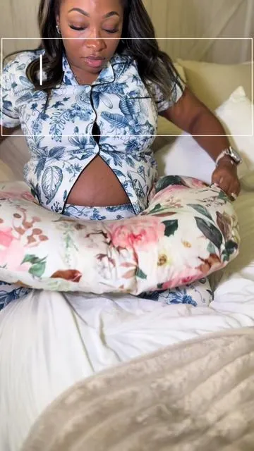 NOW THIS IS A NURSING PILLOW👏🏾👏🏾👏🏾 Mama’s, please do yourself this favor and order THIS nursing pillow! Makes your nursing journey that much easier!!🤍 #breastfeeding #nursingpillow #newbornessentials #nursingmom #breastfeedingjourney 