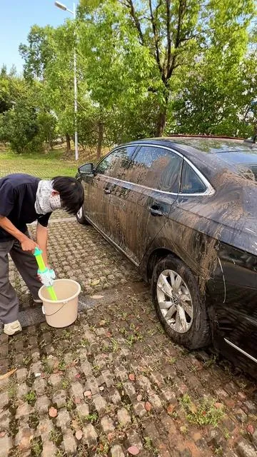 Are you still embarrassed because you can't find the water pipe? A five-gallon water pump helps you clean your car quickly#pressurewasher #satisfying #carcleaning #drivewaycarwash #detailing 