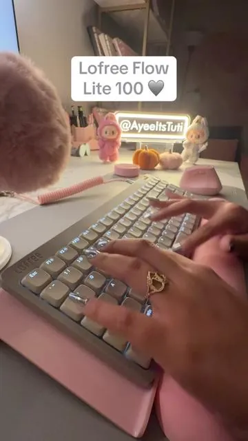 Still the BEST soft creamy, satisfying, low-profile keyboard on the market. Don’t debate me on this, you’ll lose! I love this “marble” colourway, it matches the nice stone grey in the marble pattern of my setup! So sophisticated and sleek! Apple who?! It’s Lofree, to you! Put some respect on her! Tri-mode connectivity, white backlight with shine-through keycaps. This keyboard stands out so effortlessly. She doesn’t have to do much, she’s just that girl! Classy. What do you think? #KeebTok #KeyboardASMR #WFH #LowProfileKeyboard #MechanicalKeyboard @LOFREE Official 