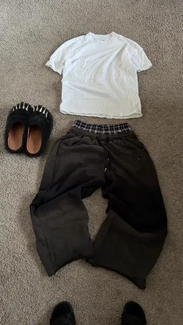 My favorite sweat pants 👤 #sweatpants #baggypants #baggysweats #tiktokshopfashionfinds #outfitoftheday 