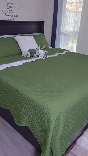 Set de Edredón de 3 piezas, aporta estilo y elegancia a cualquier habitación.  aprovecha el descuento y ordena las tuyas ahora. 10 de 10. #quiltset #bedroomdecor #beddingsets #edredon #fallfreshness 