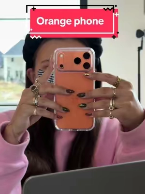 I love that I can still see the orange but it’s protected !!😍 #iphone17promax  #orangeiphonecase  #iphone17case #orangeiphone #clearcase 