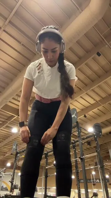 Omitan mis caras 🤣🤣🤣🤣 #gym#kneesupport  #rodillera #nopainnogain  #fitness 