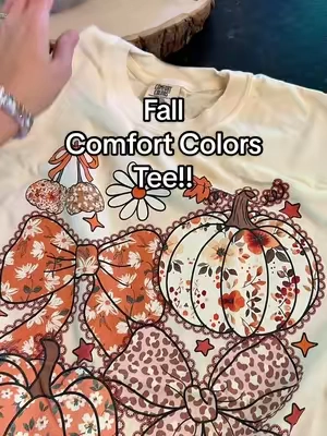 I’ll be wearing this comfort colors tee all fall long!! 👏🏻✨ #graphictee #graphictees #leggingsoutfit #falloutfits #comfortcolors