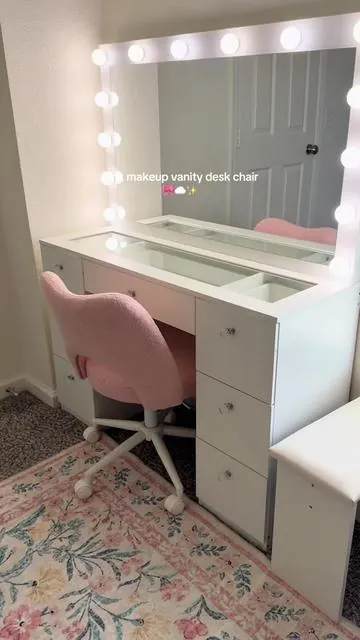 I loveeee this pink chair✨ so perfect and comfy!! #raybeefurniture #makeupvanity #makeupvanitychair #deskchair #homedecor 