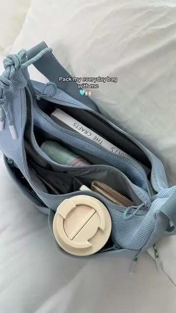 It even has a spot for my coffee cup🙌🏻How thoughtful is that🩵#bagsmart #fashionfest #crossbodybag #everydaybag #bagsmartnewin 