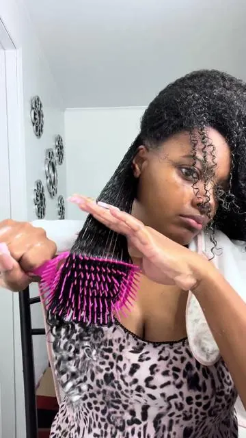 Detangling your hair doesn’t have to be hard, you just need the correct tools to make it easier #unbrush #unbrushflex #detanglingbrush #detanglingcurlyhair #detanglinghair 