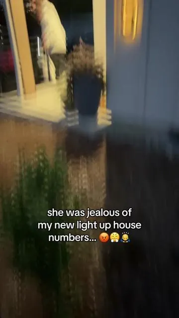 she didn’t know how useful they are & how simple to install! 🙌🚨💯✅🙇‍♂️ #lightupnumbers #housenumbers #homedecor #hometech #homeimprovement 