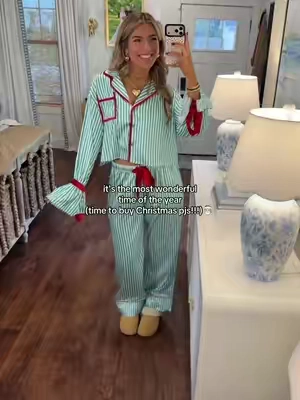 SO stinking cute!!! The perfect lil Christmas pajamas!!💚❤️ wearing size L! I sized up for a more oversized fit:) #christmaspajamas #christmasfashion #holidayfashion #nostalgicchristmas #matchingpajamas 
