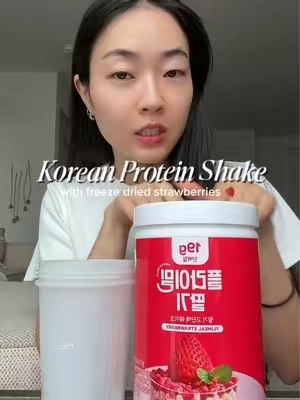 #strawberryprotein with freeze dried strawberriessss 🍓😩 they also have this in the pouch version! #flimeal #mealreplacement #protein #proteinshake #highproteinsnack #koreansnacks #tastetest #chocolateshake #matchalatte #matchaprotein @Fullight_global 