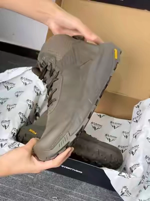 For the explorer in you, rugged & ready 🥾🔥#outdoors #zapatosdetrabajo #hombrefuerte #hikingboots #travelgear 