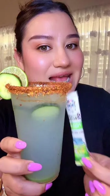 Esta bebida me encanta porque la puedo combinar con lo que yo quiera sabe deliciosa pepino limón y solo tiene 1 gramo de azúcar, refrescante, saludable #hydrationpackets #cucumber #lime #fallfestival  #immunity