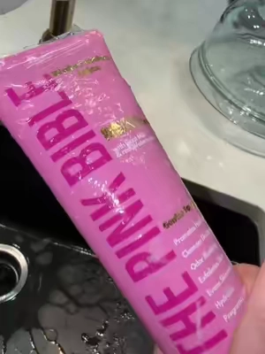So far, I’ve only snowed the watermelon one, but I bet you they all smell amazing. #BodyWash #PHBalance #FeminineCare #FeminineHygiene #HygieneTips 