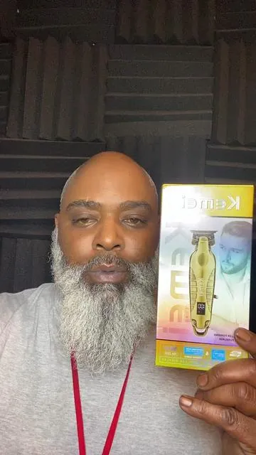 🚨 Fresh cut vibes only! ✂️ The Kemei KM-2293 Clippers give that barbershop-quality fade right at home 💈⚡️ Smooth, powerful, and cordless — it’s the clipper every man needs! 💪 #KimiKM2293 #ViralTikTokFind #BarberTools #FadeGameStrong #TikTokShop    