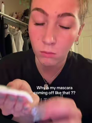 Like I’ve never had a mascara do this before ?? #mascara #fyp #makeup #tubingmascara #viralvideo 