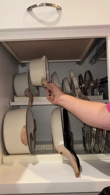 Organize your nonstick pans in a way that helps keep them safe from scratches while also making them easy to grab 🍳🥘 This expandable rack is a kitchen must!