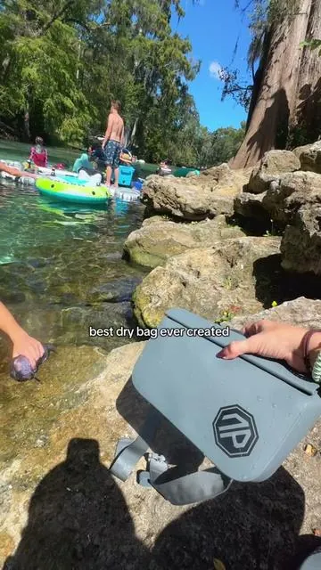 the niphean dry bag was such a life saver on my last trip to the springs 😫 no more worrying about my keys or phone!!  #niphean #drybag #waterproofdrybag #floridasprings #tubing 