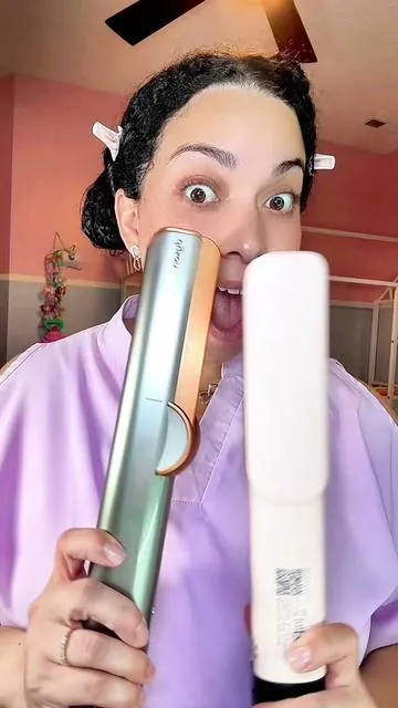 Una cuesta más de $500 💸 La otra menos de $150 😏 Y el resultado… exactamente igual 😅 Mi cartera feliz, mi ego confundido y mi cabello brillante ✨ #DysonDupe #HairTools #Slopehill #DysonAirstrait #beautyfinds  @Slopehill 