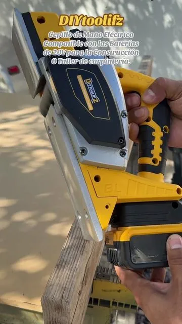 Herramienta de carpintero compatible con las baterías de 20v para construcción o taller de carpintería. #woodplaner #planer #woodworking #carpintería #woodcarving 