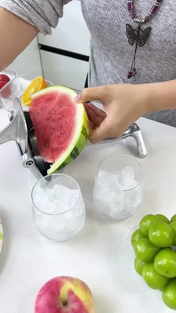 If you like to drink juice, you must try this juicer #Juicer #juice#Recommendedproducts#freshlysqueezed#Silentjuicer