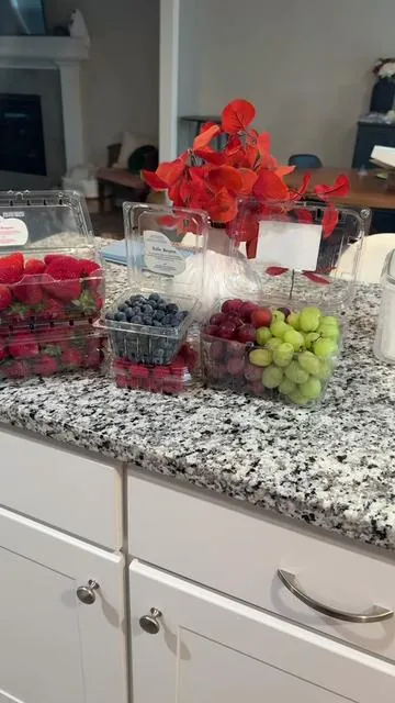 These storage containers are so good at helping my fruit stay fresh 🍓 #kitchenorganization #kitchenmusthaves 