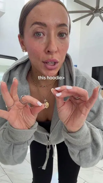 such a flattering hoodie 😍