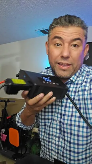 Arranca cualquier motor en segundos. Este jump starter 4000A con compresor de aire 150PSI y batería 15000mAh también sirve como power bank y luz LED de emergencia. #CarGadgets #AutomotiveTools #ArrancadorDeCarro #TikTokShopCreatorPicks #CreatorPicksAmbassador 】 4000A Car Jump Starter with Air Compressor 150PSI Tire Inflator 12V Power Bank 15000mAh LED Light Type-C Quick Charge for ALL Gas/Diesel Engines - Autos