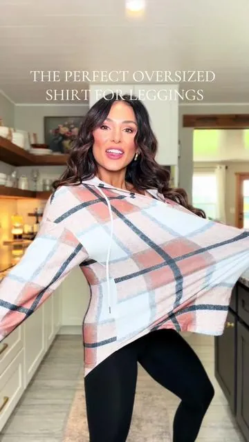 The perfect oversized shirt for leggings! Soo soft & stretchy! @WIHOLL #leggingsoutfit #oversizedshirt #hoodie #pullover #falloutfits 