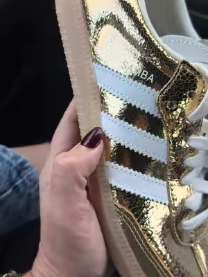 The it girl sneaker of the year just got a golden glow ✨ Gold Metallic Adidas Sambas are very limited stock right now @Fly Kicks  👟#adidassamba#statementshoes #tiktokshopblackfriday #tiktokshopcybermonday #metallicsambas 