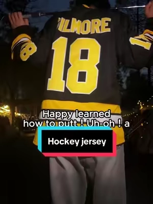 Golf rage. Hockey jersey. Halloween mode on.🏒💀 #jersey #sportsfashion #fpy #fallfreshness #moviejerseys  #hockeyjersey#adamsandler #18 #happygilmore 