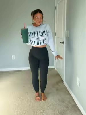 These fitted sweatpants are seamless and SO comfortable!! Perfect fall staple! #sweatpants #fallpants #fallbasic 