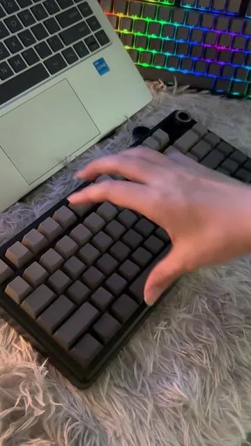 I really enjoy playing games on this keyboard!!!☠️😎🖤🎮#fyp #keyboard #mechanicalkeyboard #tiktokshop #capcut 