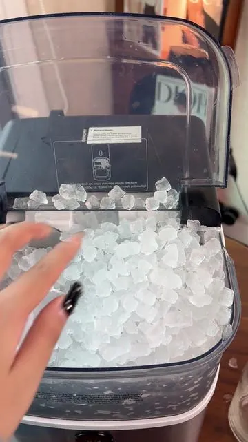 I can eat this ice by itself, Sooo good but My drinks are about to taste even better😋  #euhomy #nuggetice #nuggeticemaker #icemachine #kitchenapplianceschallenge 