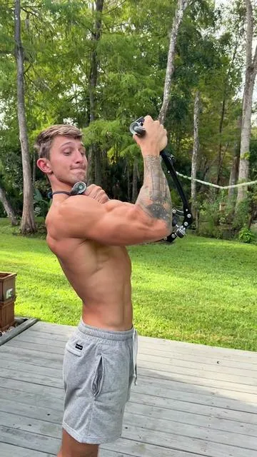 I don’t know how hydraulic resistance works but man does it get heavy! Level 15 is nearly impossible. Train your entire upper body with this one machine. They have a great deal going on right now too. Invest in something that will help you build muscle anywhere! #homeworkout #chestworkout #core #abs #armworkout 